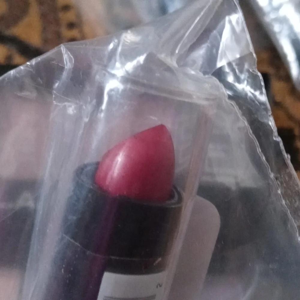 New never use eyeshadow and 3 lipstick
